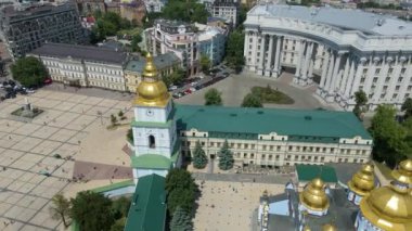 Hava görüntüsü. Michael 'ın Kiev' deki Mikhailovskaya Meydanı 'ndaki Altın Kubbe Manastırı. Kiev 'in Tarihi Merkezi