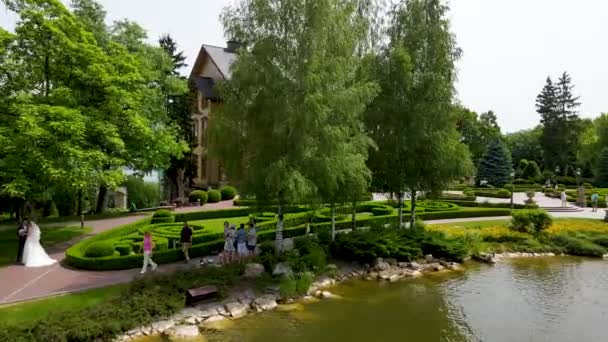 乌克兰前总统维克托 亚努科维奇在池塘岸边的豪宅 Mezhyhirya的Honka精英屋乌克兰 Novi Petrivtsi 2021年6月21日 — 图库视频影像