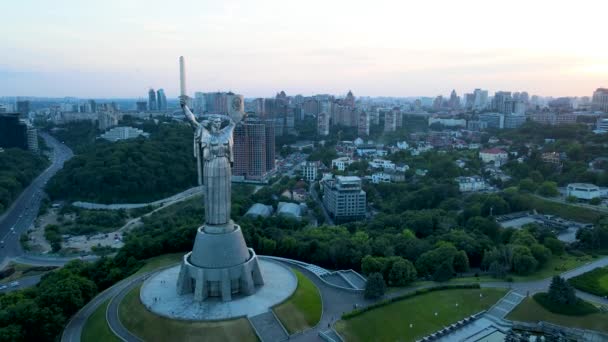 2021年左右 乌克兰基辅 傍晚时分 从空中俯瞰乌克兰莱希乌林卡大道的基辅中央纪念碑 — 图库视频影像