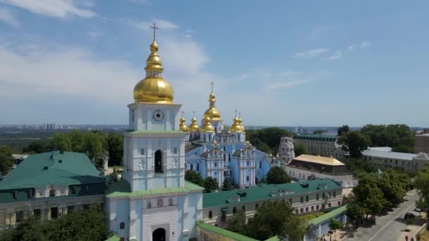 Vista Aérea Mosteiro Cúpula Dourada Michael Praça Mikhailovskaya Kiev Centro — Vídeo de Stock