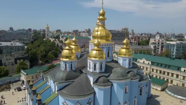 Vista Aérea Monasterio Cúpula Dorada Michael Plaza Mikhailovskaya Kiev Centro — Vídeos de Stock