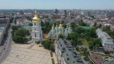 Sophia Katedrali, lütfen. Kiev Kiev Ukrayna 'nın simgeleri. Hava aracı görüntüleri. Şehrin Panorama 'sı. Yaz. Şehir merkezi