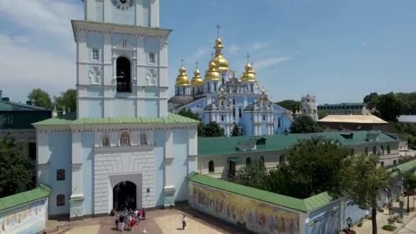 空中展望 キエフのミハイロフスカヤ広場にあるマイケルの黄金時代の修道院 キエフの歴史的中心部 — ストック動画