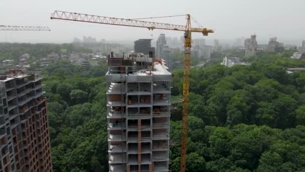 Bau Eines Mehrstöckigen Wohnhauses Turmdrehkran Draufsicht Drohnenabschuss — Stockvideo