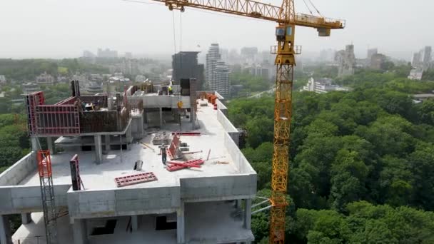 Construção Edifício Residencial Vários Andares Torre Guindaste Vista Superior Drone — Vídeo de Stock