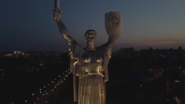 Anavatan anıtı Ukrayna Kiev İHA ışıklarıyla gece uçuşu