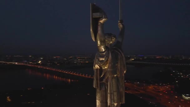 Monumento Madre Patria Ucrania Kiev Vuelo Nocturno Con Iluminación Drones — Vídeos de Stock