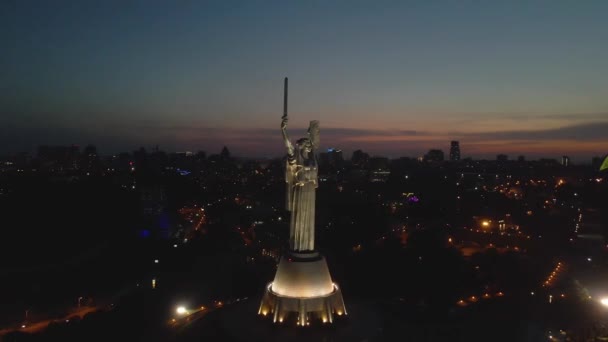 乌克兰基辅东部纪念碑夜间无人驾驶飞机照明飞行 — 图库视频影像