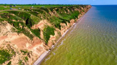 Kanyon kayalıkları okyanus manzaralı.