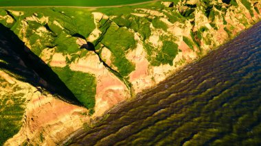 Kanyon kayalıkları okyanus manzaralı.