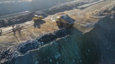 Taş cevheri taşıyan taş kamyonu. Uçan insansız hava aracı taş ocağını yüklüyor.