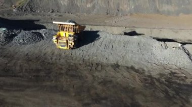 Taş cevheri taşıyan taş kamyonu. Uçan insansız hava aracı taş ocağını yüklüyor.