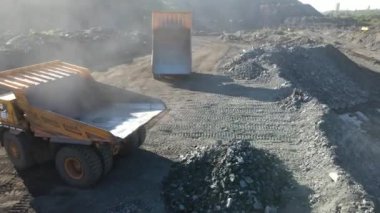 Taş cevheri taşıyan taş kamyonu. Uçan insansız hava aracı taş ocağını yüklüyor.