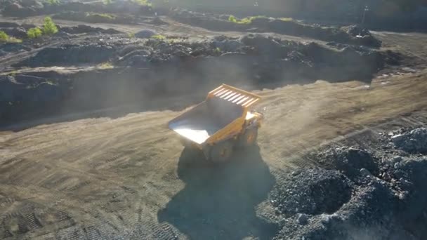 Trasporto Camion Cava Minerale Pietra Carico Trasporto Sorvolando Cava Drone — Video Stock