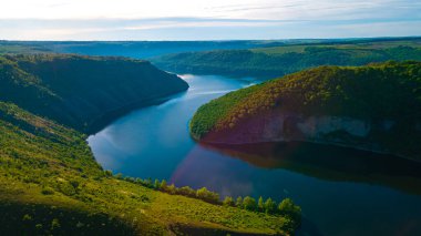 Kanyon nehri adaları uçurum manzarası