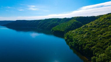 Kanyon nehri adaları uçurum manzarası