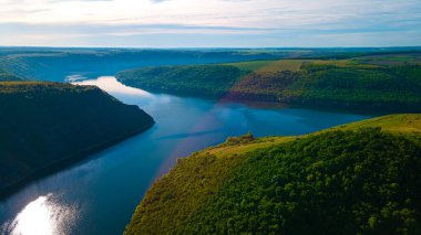 Kanyon nehri adaları uçurum manzarası