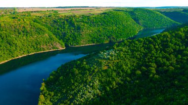 Kanyon nehri adaları uçurum manzarası