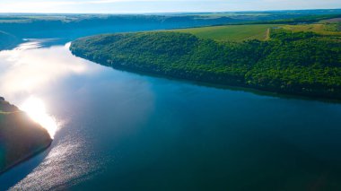 Kanyon nehri adaları uçurum manzarası