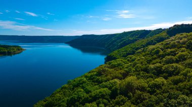 Kanyon nehri adaları uçurum manzarası