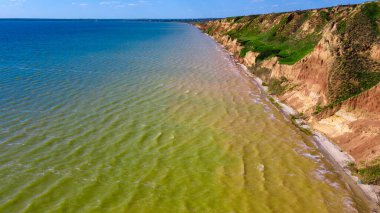 Kanyon kayalıkları okyanus manzaralı.