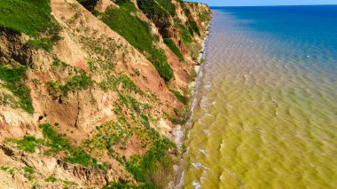 Kanyon kayalıkları okyanus manzaralı.