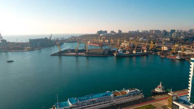 İthalat-ihracat küresel ticaret lojistik ve ulaşım, konteynır gemilerini yükleme ve boşaltma, kuş bakışı kargo taşımacılığı alanındaki sanayi limanı.