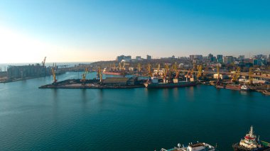 İthalat-ihracat küresel ticaret lojistik ve ulaşım, konteynır gemilerini yükleme ve boşaltma, kuş bakışı kargo taşımacılığı alanındaki sanayi limanı.