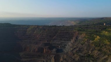 Büyük demir cevheri ocağı demir cevheri madenciliği hava aracı görüntüleme uçuşu