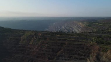 Büyük demir cevheri ocağı demir cevheri madenciliği hava aracı görüntüleme uçuşu