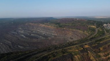 Büyük demir cevheri ocağı demir cevheri madenciliği hava aracı görüntüleme uçuşu