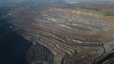 Büyük demir cevheri ocağı demir cevheri madenciliği hava aracı görüntüleme uçuşu