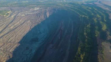 Büyük demir cevheri ocağı demir cevheri madenciliği hava aracı görüntüleme uçuşu