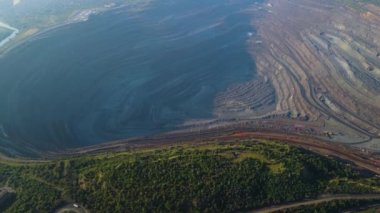 Büyük demir cevheri ocağı demir cevheri madenciliği hava aracı görüntüleme uçuşu