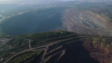 Büyük demir cevheri ocağı demir cevheri madenciliği hava aracı görüntüleme uçuşu