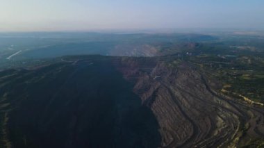 Büyük demir cevheri ocağı demir cevheri madenciliği hava aracı görüntüleme uçuşu