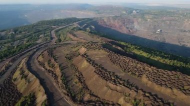 Büyük demir cevheri ocağı demir cevheri madenciliği hava aracı görüntüleme uçuşu