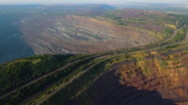 Büyük demir cevheri ocağı demir cevheri madenciliği hava aracı görüntüleme uçuşu