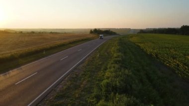 Banliyö otoyolu, çevre yolu, geçen arabalar, İHA video kaydı 4K