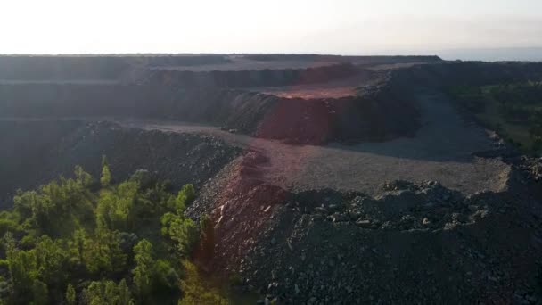 巨大な鉄鉱石採石場鉄鉱石採掘航空ビデオ撮影ドローン上からの眺め飛行 — ストック動画