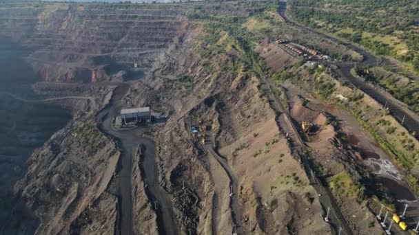 Riesige Eisenerzgrube Eisenerz Bergbau Luftbildaufnahmen Drohne Draufsicht Flug Über — Stockvideo