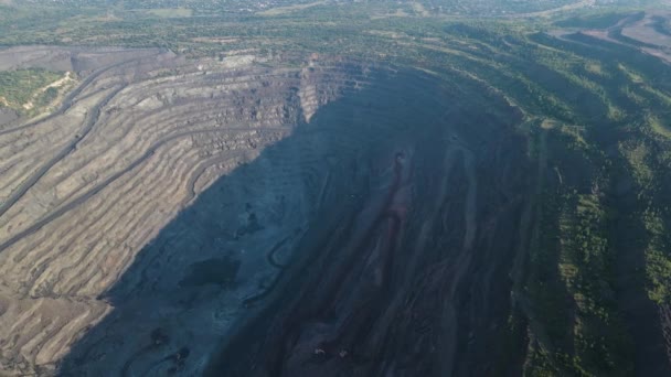 Riesige Eisenerzgrube Eisenerz Bergbau Luftbildaufnahmen Drohne Draufsicht Flug Über — Stockvideo