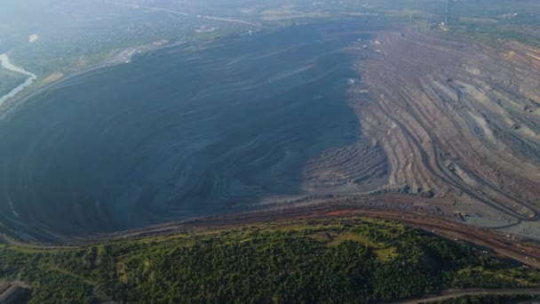 Riesige Eisenerzgrube Eisenerz Bergbau Luftbildaufnahmen Drohne Draufsicht Flug Über — Stockvideo