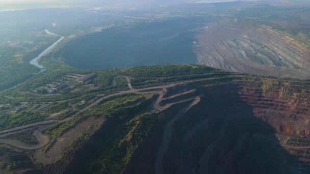 Τεράστιο Λατομείο Σιδήρου Μεταλλεύματος Σιδήρου Εξόρυξη Εναέρια Βίντεο Κινηματογράφηση Drone — Αρχείο Βίντεο