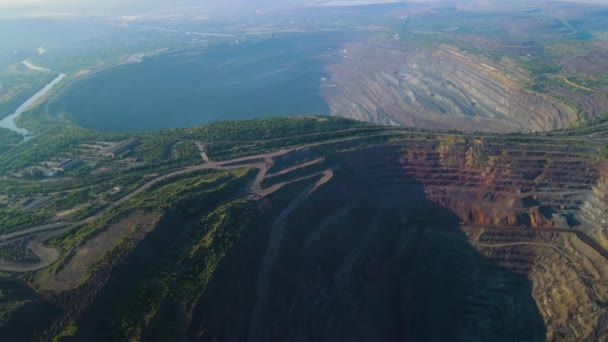 Riesige Eisenerzgrube Eisenerz Bergbau Luftbildaufnahmen Drohne Draufsicht Flug Über — Stockvideo