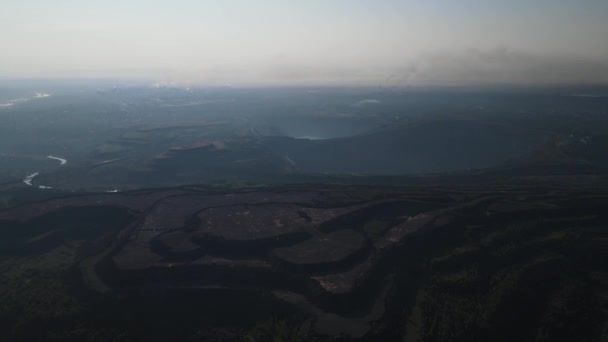 obrovský železná ruda lomu železo ruda těžba vzduchu video natáčení drone top view let přes