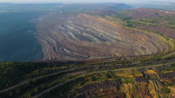大型铁矿采石场采矿航拍无人驾驶飞机高空俯瞰飞行 — 图库视频影像