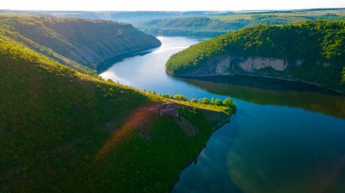 Kanyon nehri adaları uçurum manzarası