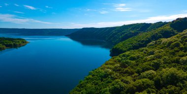 Kanyon nehri adaları uçurum manzarası