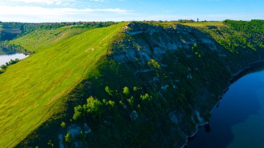 Kanyon nehri adaları uçurum manzarası